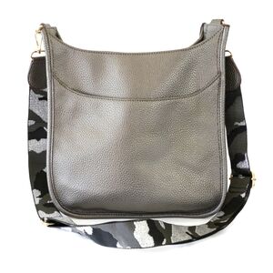 Saddle bay in vegan leather adjustable strap magnetic snap closure